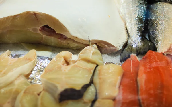 Fische auf dem Fischmarkt (Fisketorget) in Bergen, Norwegen — Stockfoto