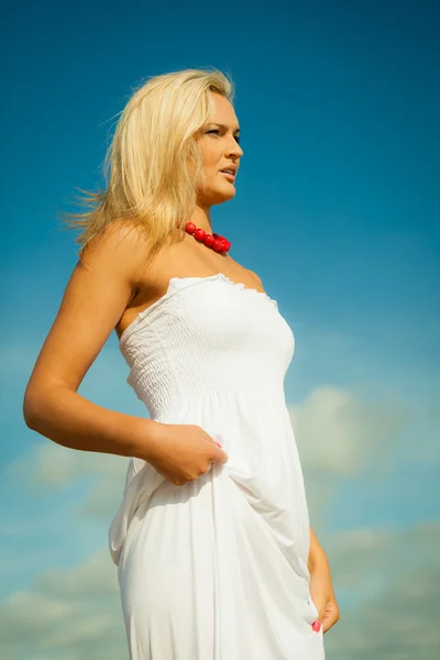 Piękna blondynka na plaży, portret — Zdjęcie stockowe
