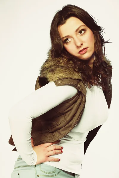 Een vrouw met een casual vest. Wintermode. — Stockfoto