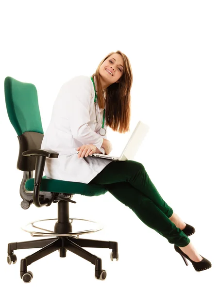 Médico. Mujer médico trabajando en computadora portátil —  Fotos de Stock