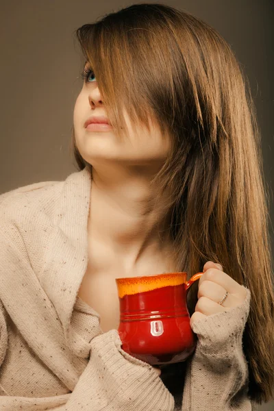 Dryckesvaror. Flicka hålla kopp mugg med varm dryck te eller kaffe — Stockfoto