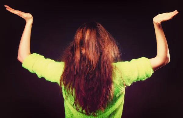 Teen ragazza mostrando le mani aperte con spazio copia — Foto Stock