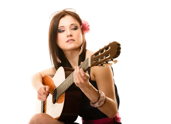 Любитель музыки, летняя девушка с изолированной гитарой — стоковое фото