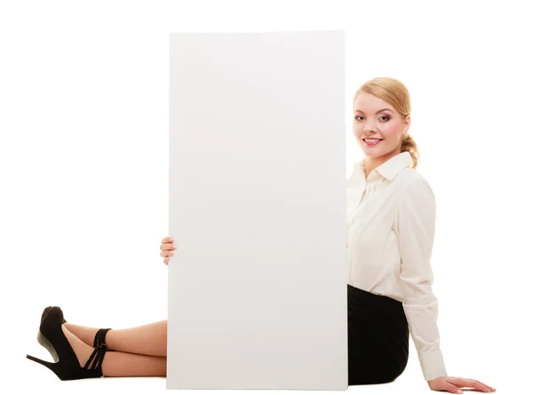 Reklam. İş kadını boş kopya alanı pankartı gösteriyor — Stok fotoğraf