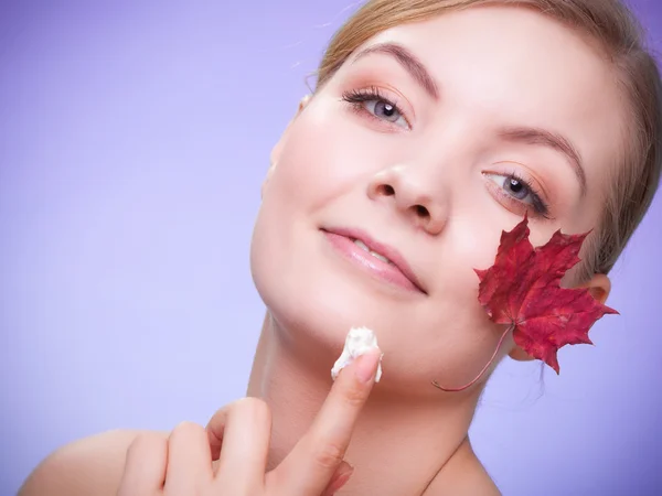 Skin care. Face of young woman girl with red maple leaf. — Stock Photo, Image