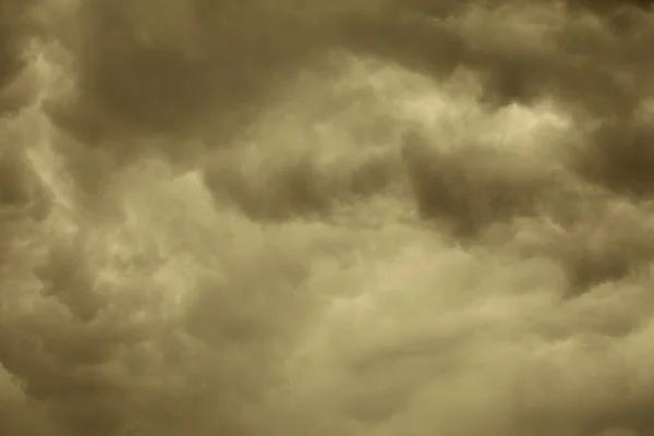 Δραματική cloudscape. θυελλώδη σύννεφα στον ουρανό. — Φωτογραφία Αρχείου