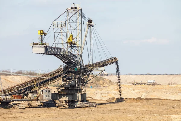 Otwarta kopalnia węgla brunatnego. Koparka olbrzymia. — Zdjęcie stockowe