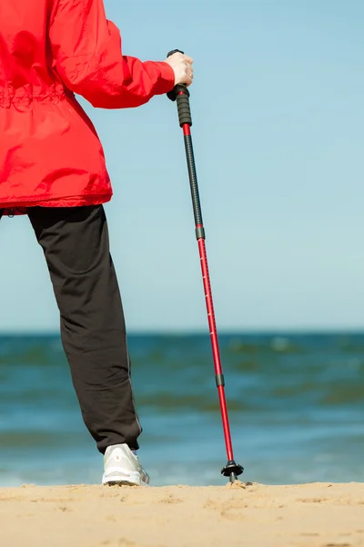 Nordic walking. Kobieta wędrująca po plaży — Zdjęcie stockowe