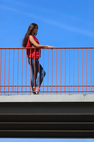 Trendy cooles Teenager-Mädchen auf der städtischen Brücke — Stockfoto