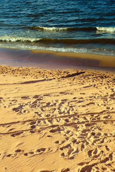 水波在沙滩的特写。大海或海洋. — 图库照片