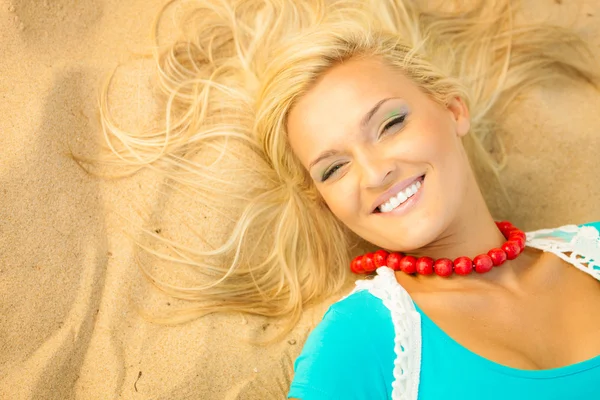 Beautiful blonde girl on sandy beach, portrait — Stock Photo, Image