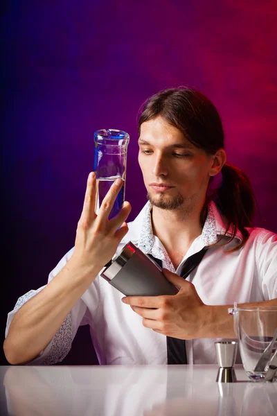 Młody mężczyzna barman przygotowuje koktajl alkoholowy — Zdjęcie stockowe