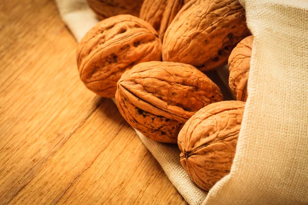 Nueces enteras sobre mesa rústica de madera vieja —  Fotos de Stock