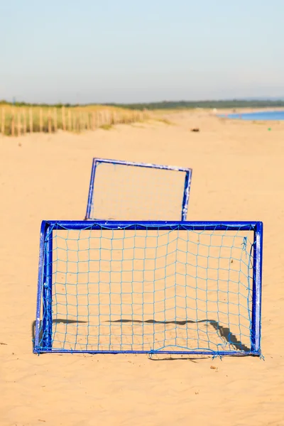 Cancello di calcio sulla spiaggia sabbiosa obiettivo di calcio — Foto Stock