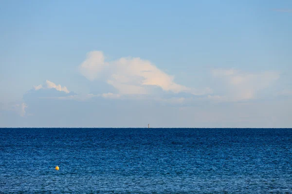 Ciel nuageux au-dessus de la surface bleue de la mer — Photo