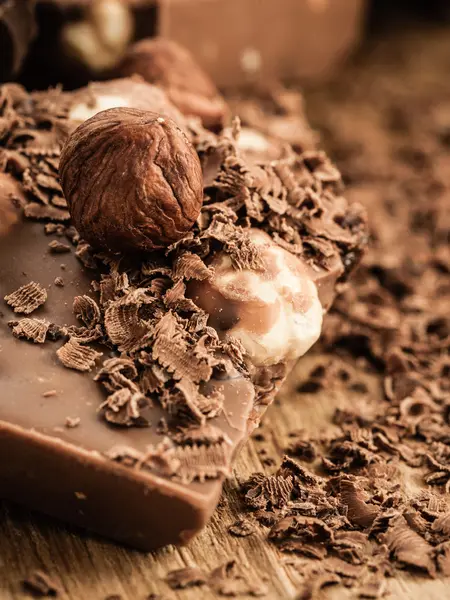 Virutas de chocolate y piezas en la mesa de madera — Foto de Stock
