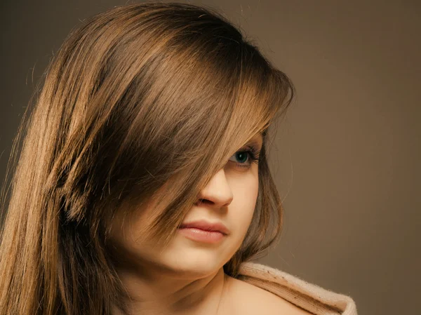 Porträt eines hübschen Mädchens mit einem mit Fransen bedeckten Auge — Stockfoto