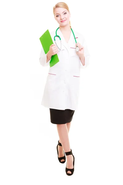 Doctora en bata de laboratorio con estetoscopio. Médico — Foto de Stock