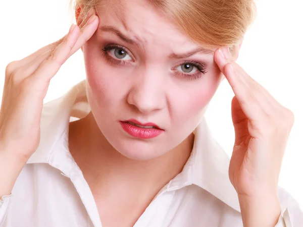 Dolor de cabeza. Mujer que sufre de dolor de cabeza aislado. — Foto de Stock