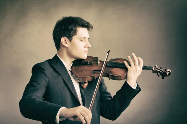 Violinista homem tocando violino. Música clássica arte — Fotografia de Stock