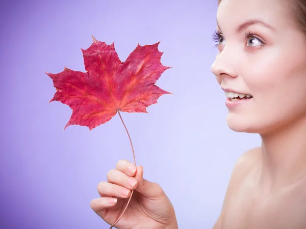 Soins de la peau. Portrait de jeune femme fille avec feuille d'érable rouge. — Photo