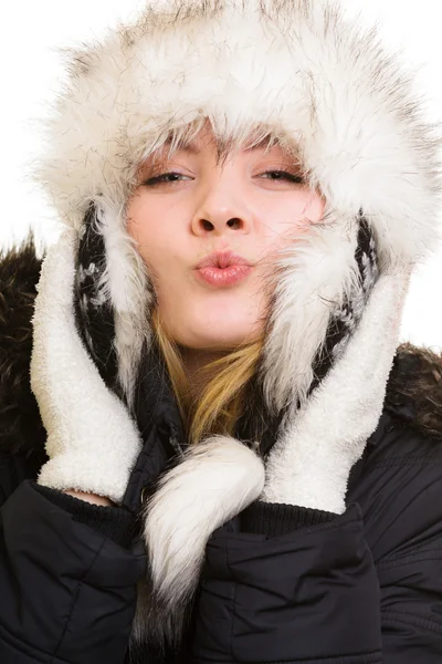 Vintersemester. glad flicka i varma kläder. — Stockfoto