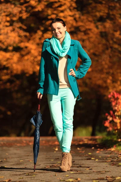 Chica caminando con paraguas en el parque otoñal — Foto de Stock