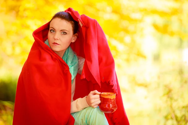 Attent meisje in de herfst park genieten van warme drank — Stockfoto