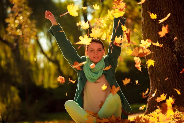 Girl relaxing in colorful forest foliage outdoor. — Stock Photo, Image