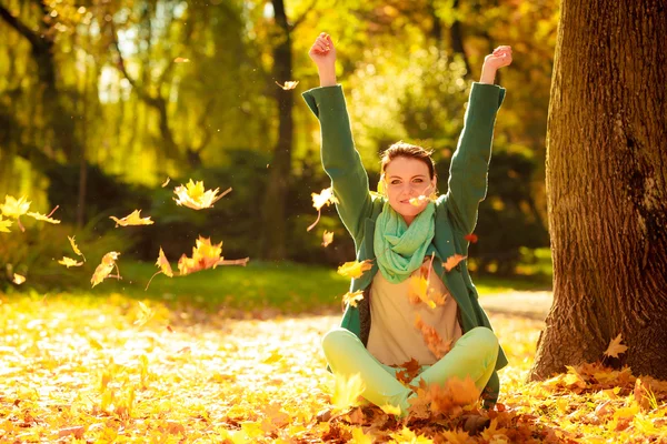 Ragazza rilassante in foresta colorata fogliame all'aperto . — Foto Stock