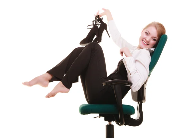 Přestávka z práce. Podnikatelka relaxuje na židli. — Stock fotografie