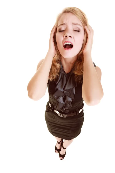 Affärskvinna med huvudvärk smärta huvudet skrikande — Stockfoto