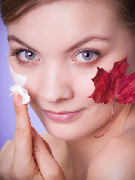 피부 관리. 붉은 단풍잎을 가진 젊은 여자의 얼굴. — 스톡 사진