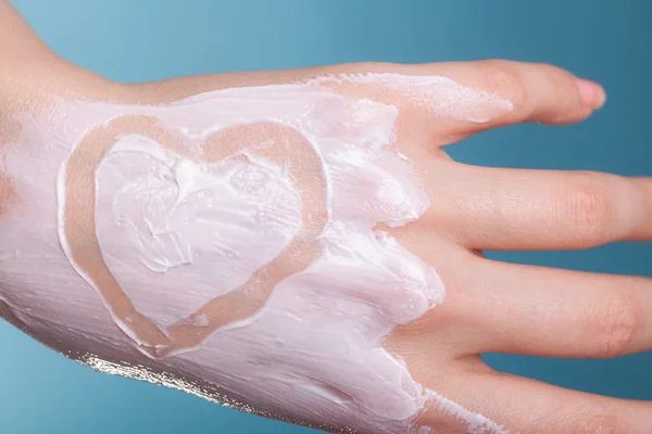 De zorg van de huid. vrouwelijke palm met hydraterende crème. — Stockfoto