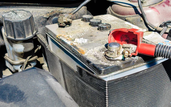 Oude batterij auto terminal in de machinekamer — Stockfoto