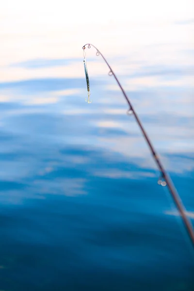 Salzwasserfischen - Rute mit Wobbler und blauem Meerwasser — Stockfoto