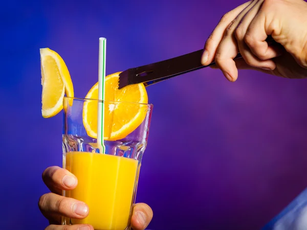 Jovem barman preparando bebida de coquetel de álcool — Fotografia de Stock