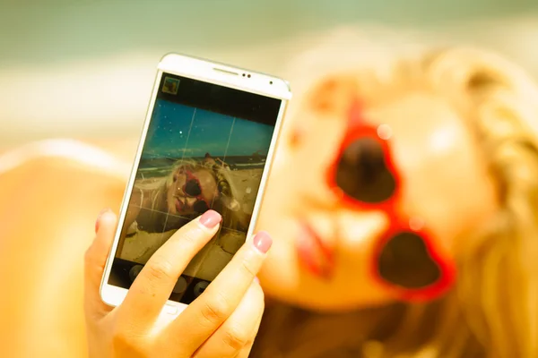 Happy girl taking self picture with smartphone — Stock Photo, Image