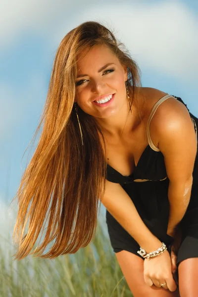 Menina bonita na praia, verão — Fotografia de Stock