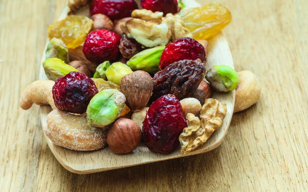 Variedades de frutos secos y frutos secos en cuchara de madera . —  Fotos de Stock