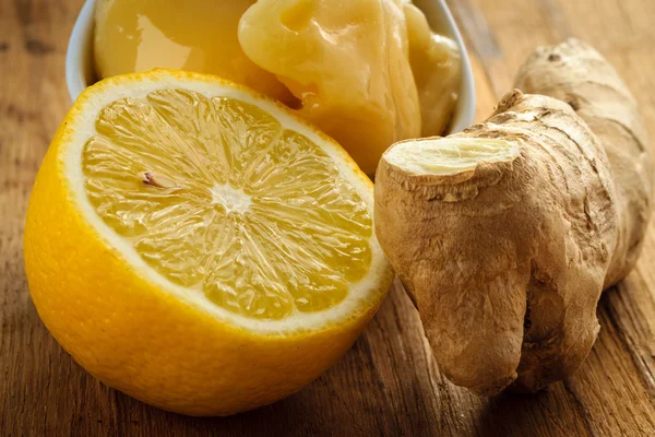 Gyömbér gyökér, méz és citrom a fa rusztikus asztalon. — Stock Fotó