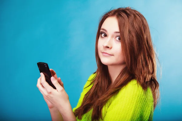 Tienermeisje met mobiele telefoon tekstberichten — Stockfoto