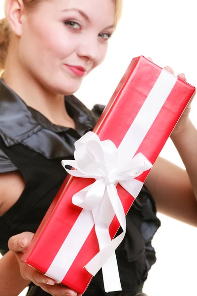 Vacanze amore felicità concetto - ragazza con scatola regalo — Foto Stock