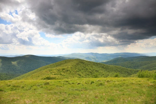 Natureza. Paisagem de montanha verde no verão — Fotografia de Stock