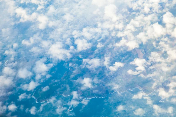 Cielo nuvoloso bianco. Vista dall'aereo che vola tra le nuvole . — Foto Stock