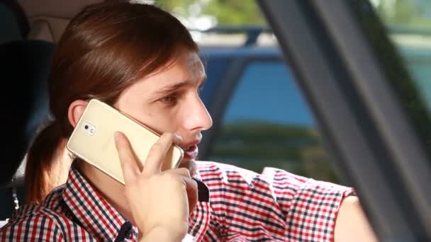 Hombre en coche hablando por teléfono — Vídeos de Stock