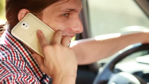 Hombre en coche hablando por teléfono — Vídeos de Stock