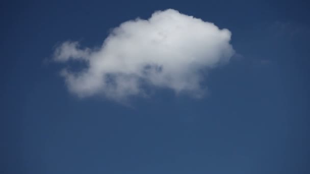Blauer Himmel mit Wolken — Stockvideo