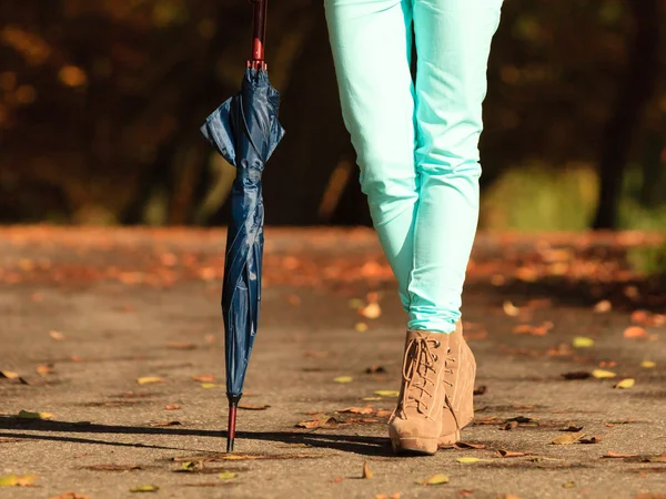 Girl walking with umbrella in autumnal park — Stock Photo, Image