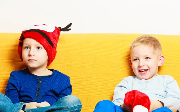 Niño en sombrero de reno rojo invierno con su hermano —  Fotos de Stock